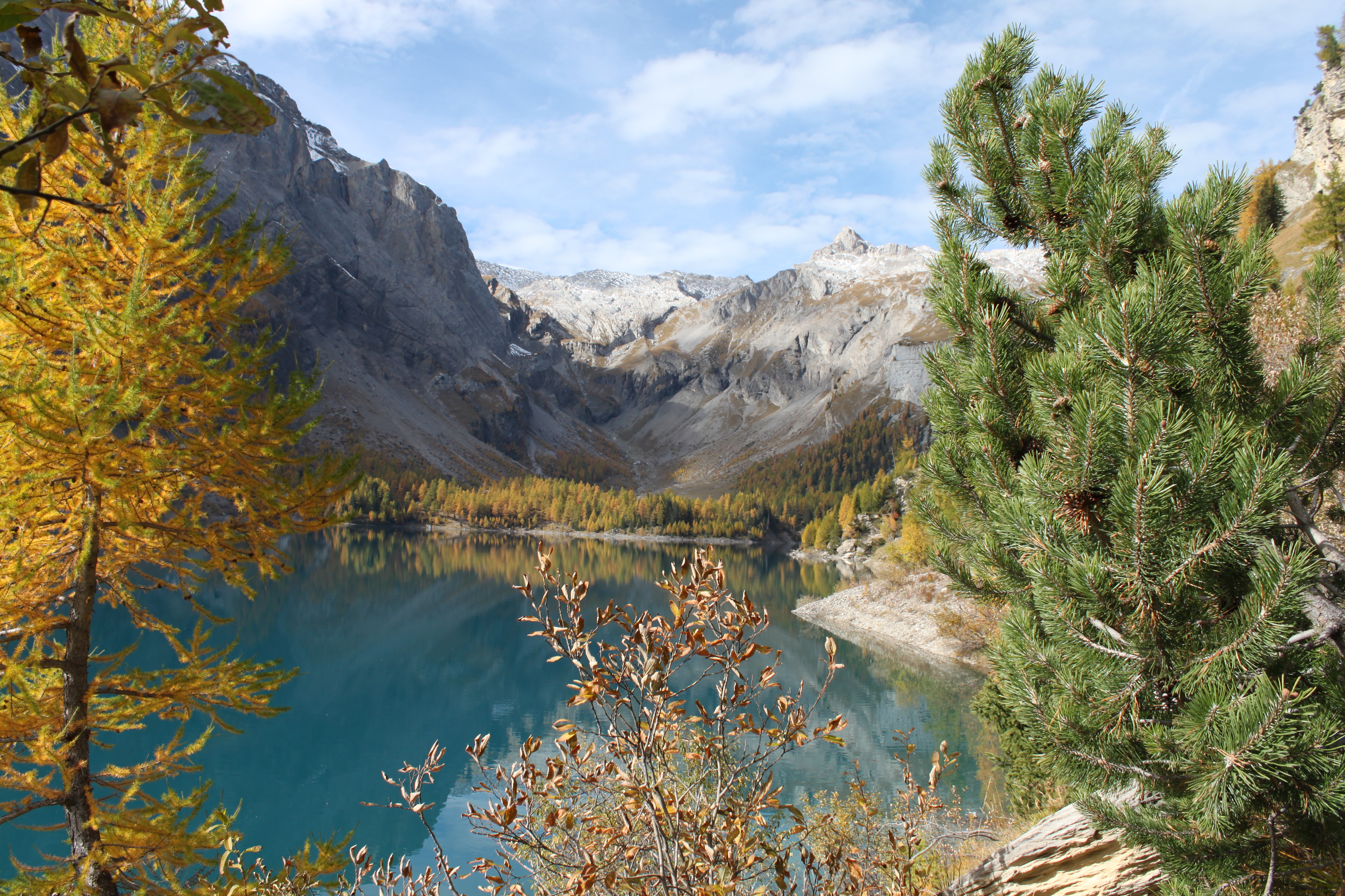 Barrage du Tseuzier dans les Alpes valaisannes suisses