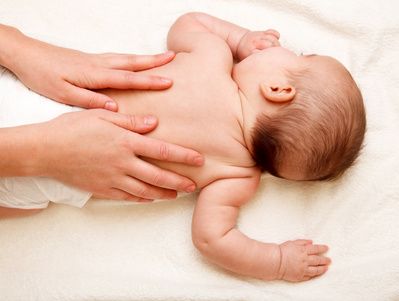 Pourquoi les ateliers de massage bébé sont réalisés de préférence à partir de 2 mois ?