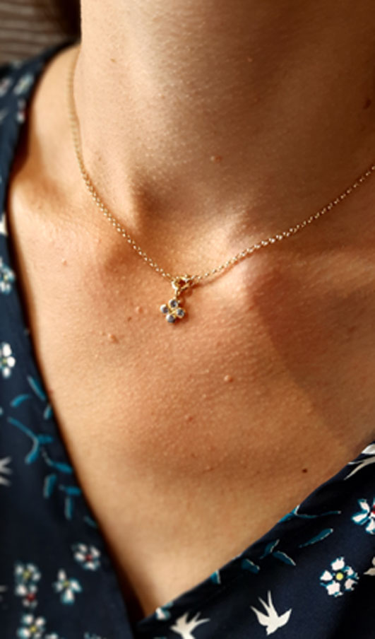 Pendentif or jaune saphirs bleus