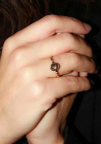 Bague or jaune et rubis noir 2 