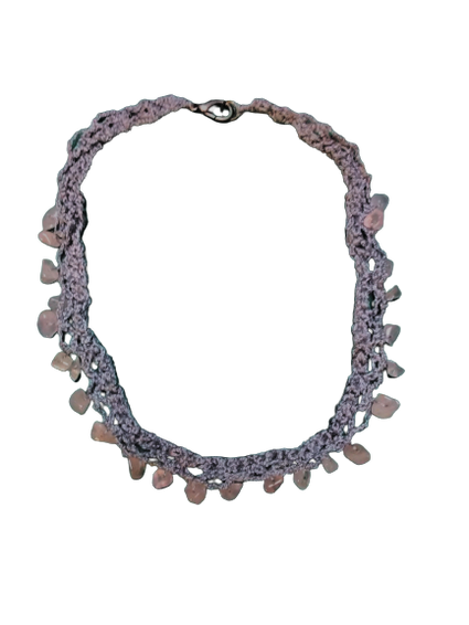 Parure de bijou en fil à broder crocheté et noué gris perle et perles de quartz rose