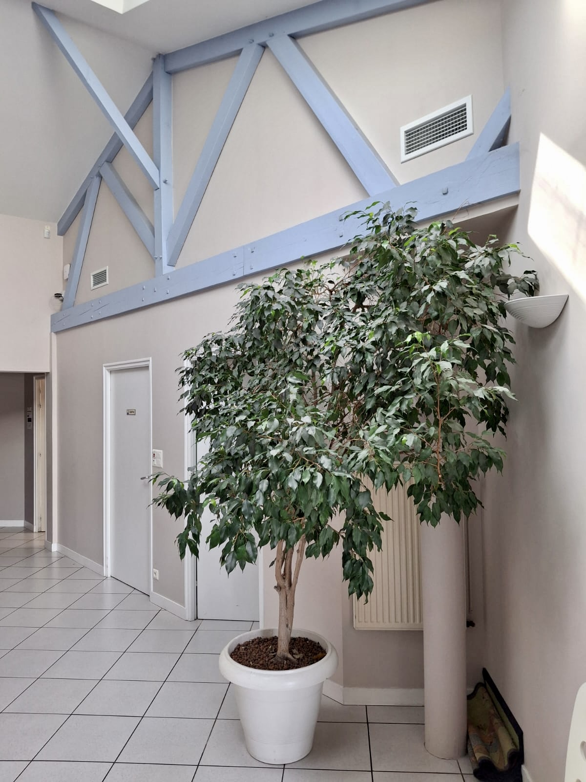 Climatisation réversible du pôle médical d’Aigrefeuille sur Maine : gainable pour la partie accueil, salle d’attente et muraux pour les cabinets.