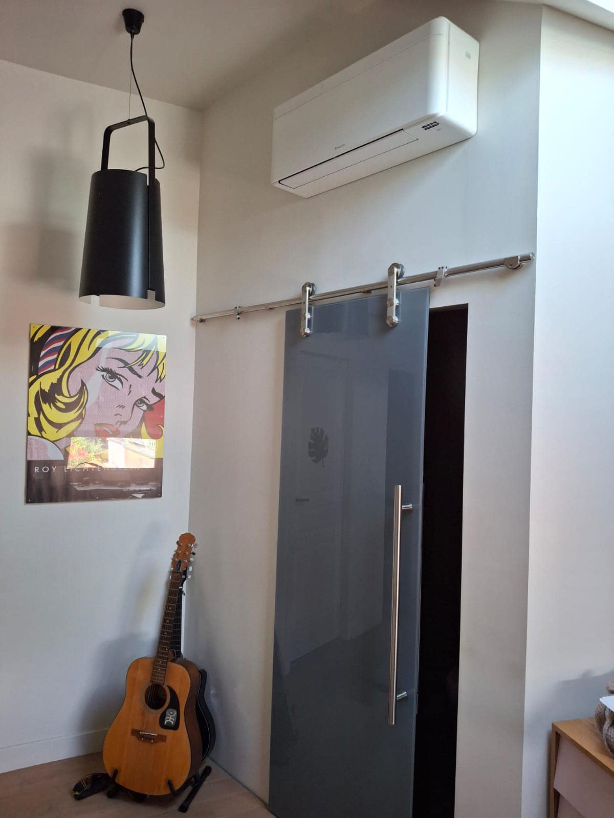 Installation d’une climatisation réversible bi-split Daikin avec des unités intérieures de type Stylish.
Merci aux clients de leur confiance