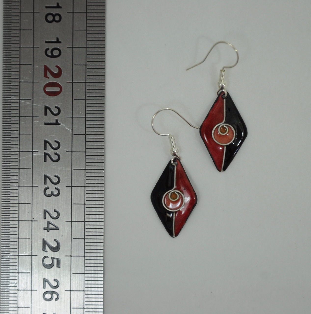 Boucles-losanges-noir-rouge-A2