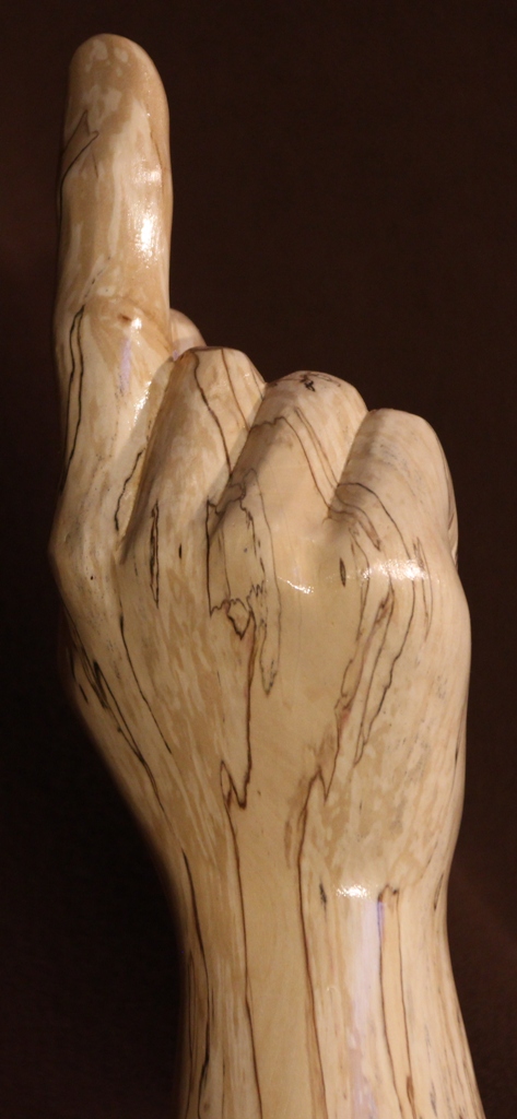 sculpture d'une doit levé en bois échauffé