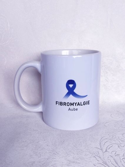 Mug imprimé à l'effigie de l'association Fibromyalgie Aube, représentant un ruban bleu, symbole de la fibromyalgie.