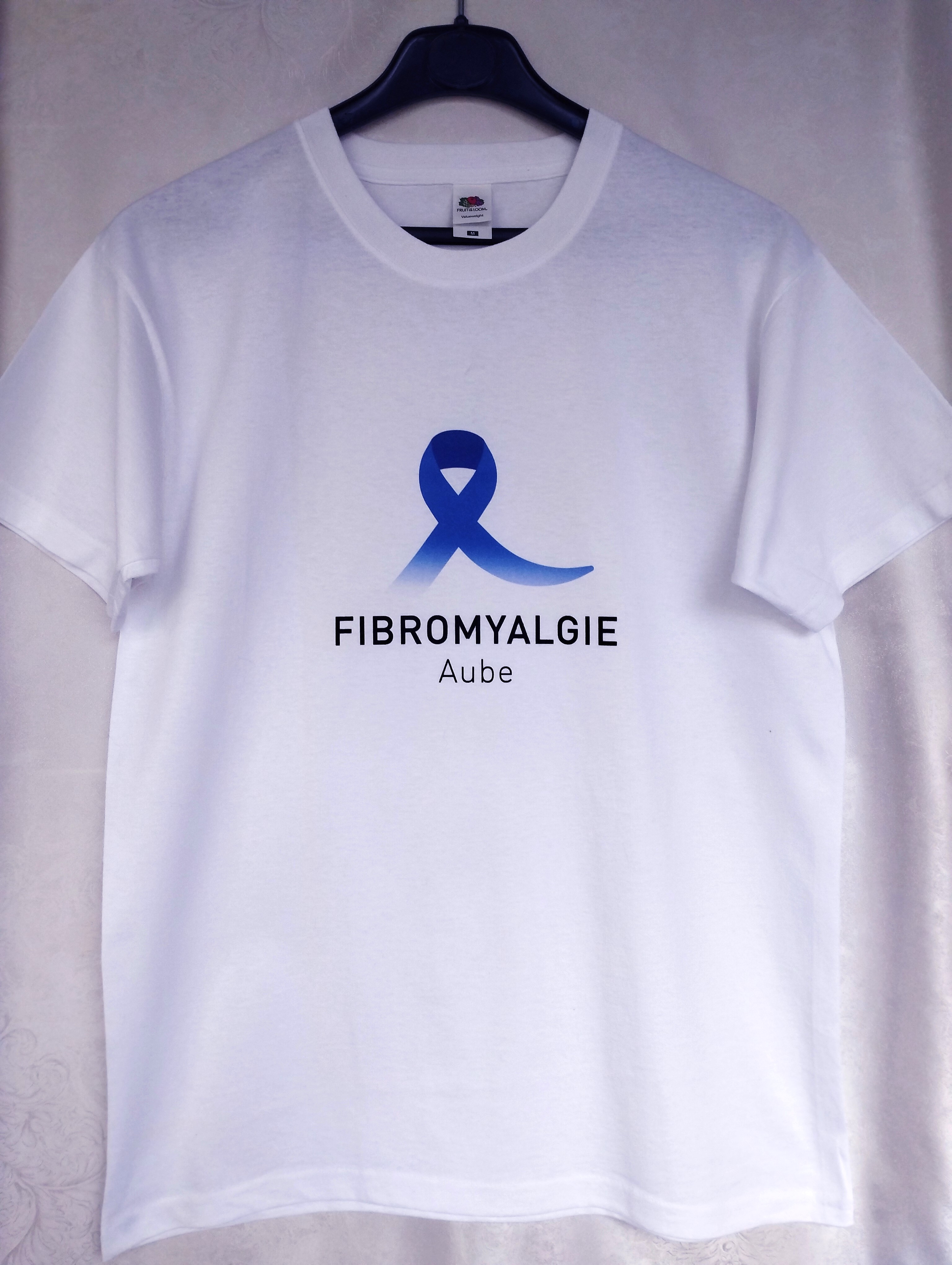 T-shirt imprimé à l'effigie de l'association Fibromyalgie Aube, représentant un ruban bleu, symbole de la fibromyalgie.