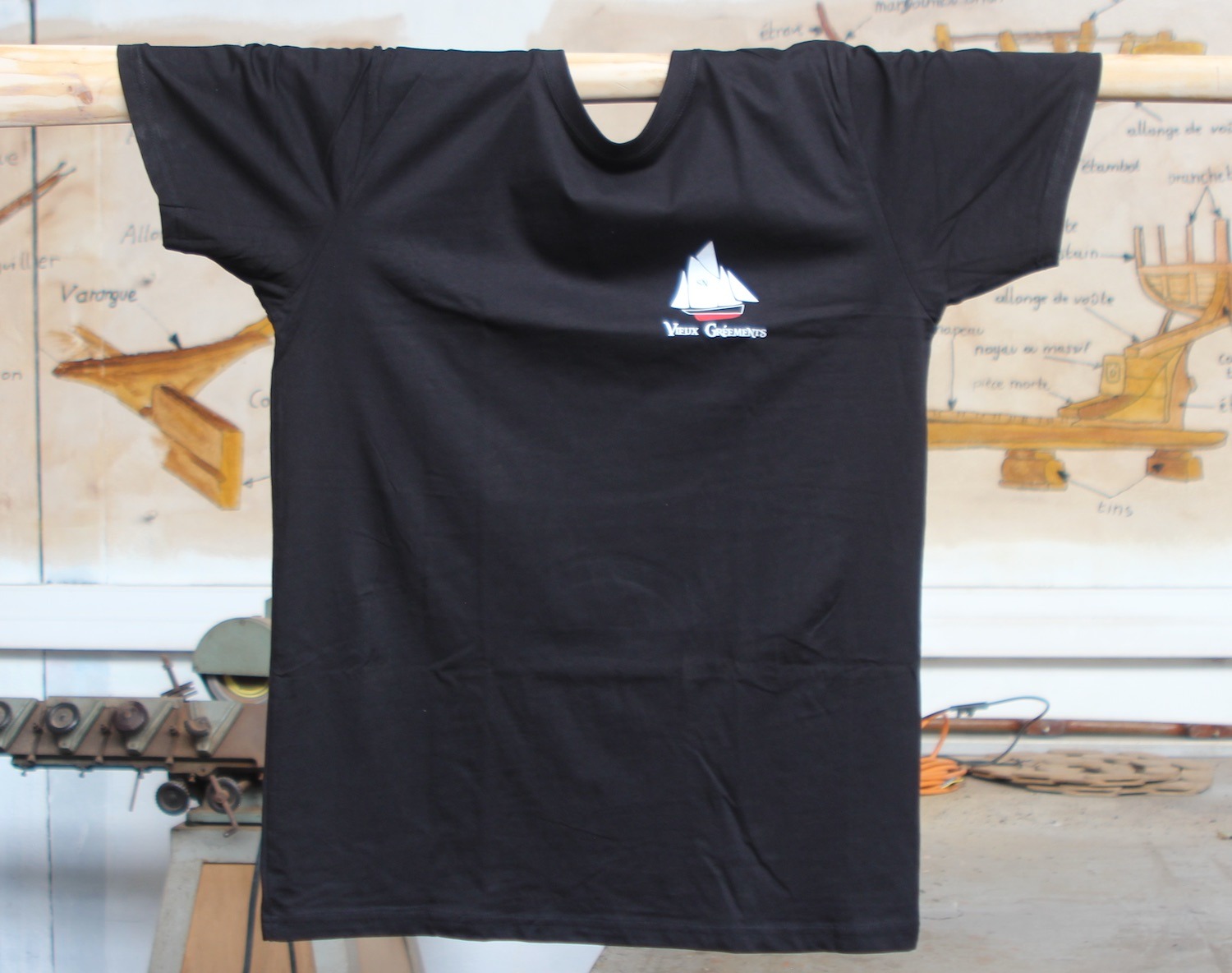 T shirt face sur rame