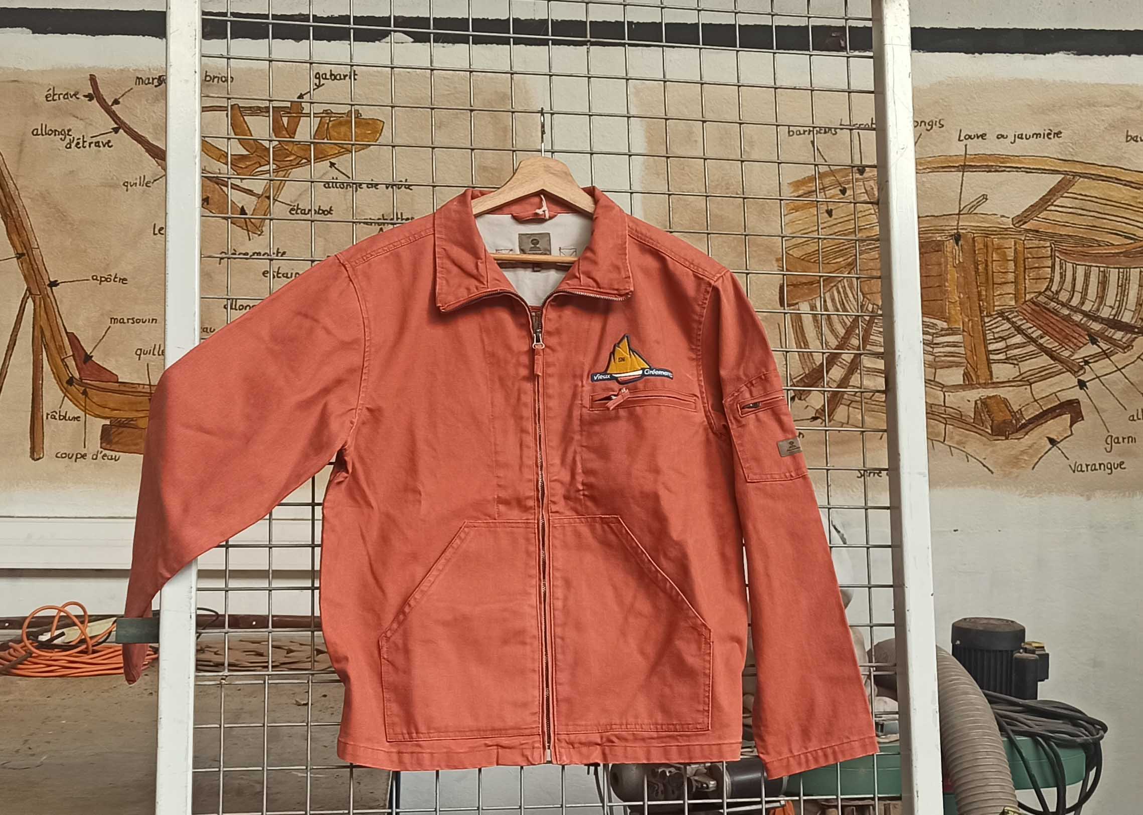 Blouson rouge sur grille2