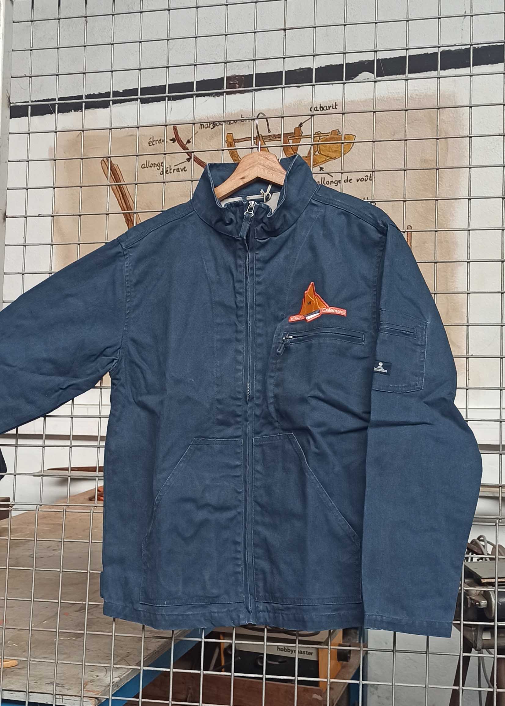 Blouson bleu sur grille2