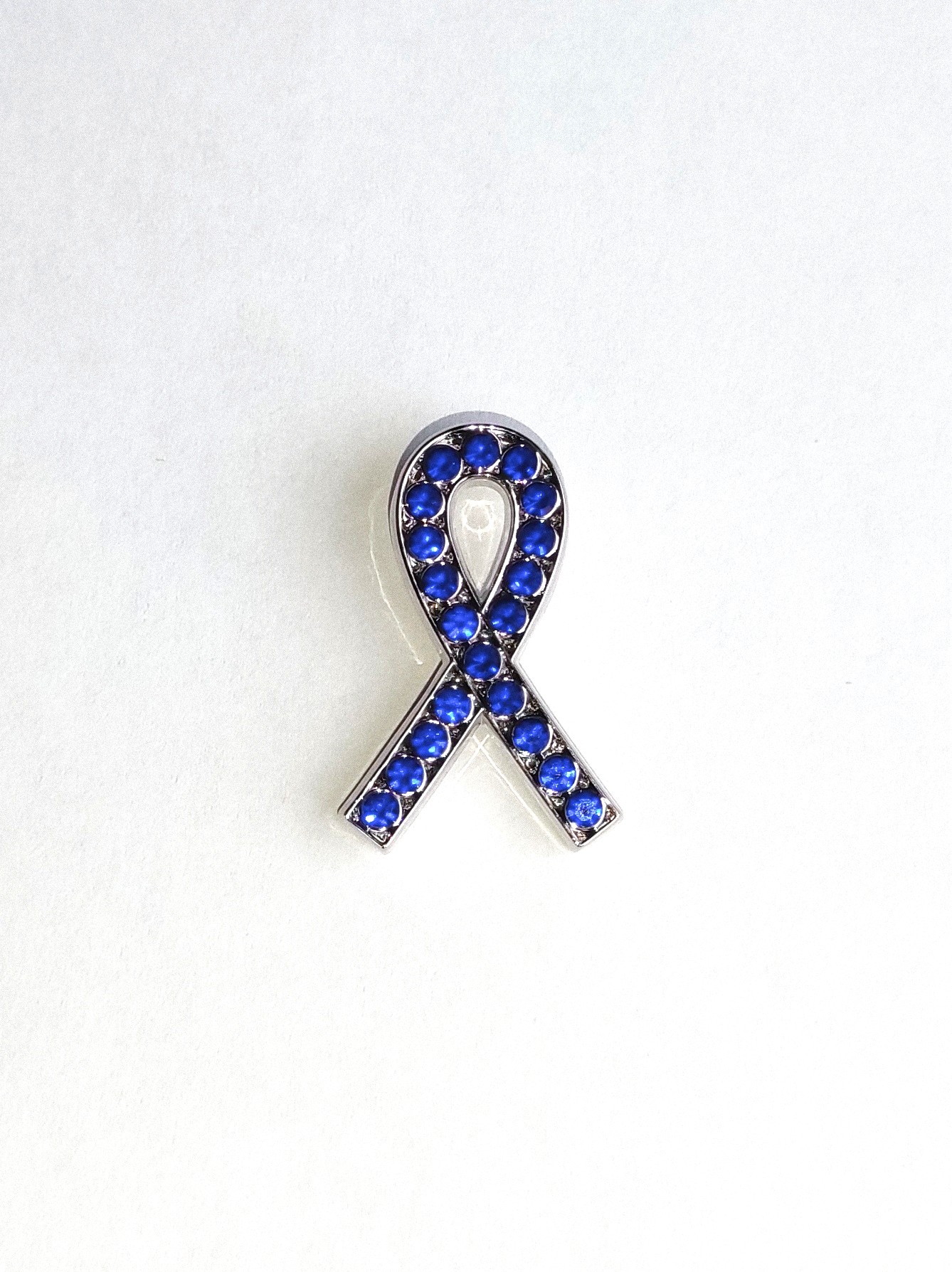 Pin's de sensibilisation en métal couleur argent et émail bleu représentant un ruban bleu, symbole de la fibromyalgie.