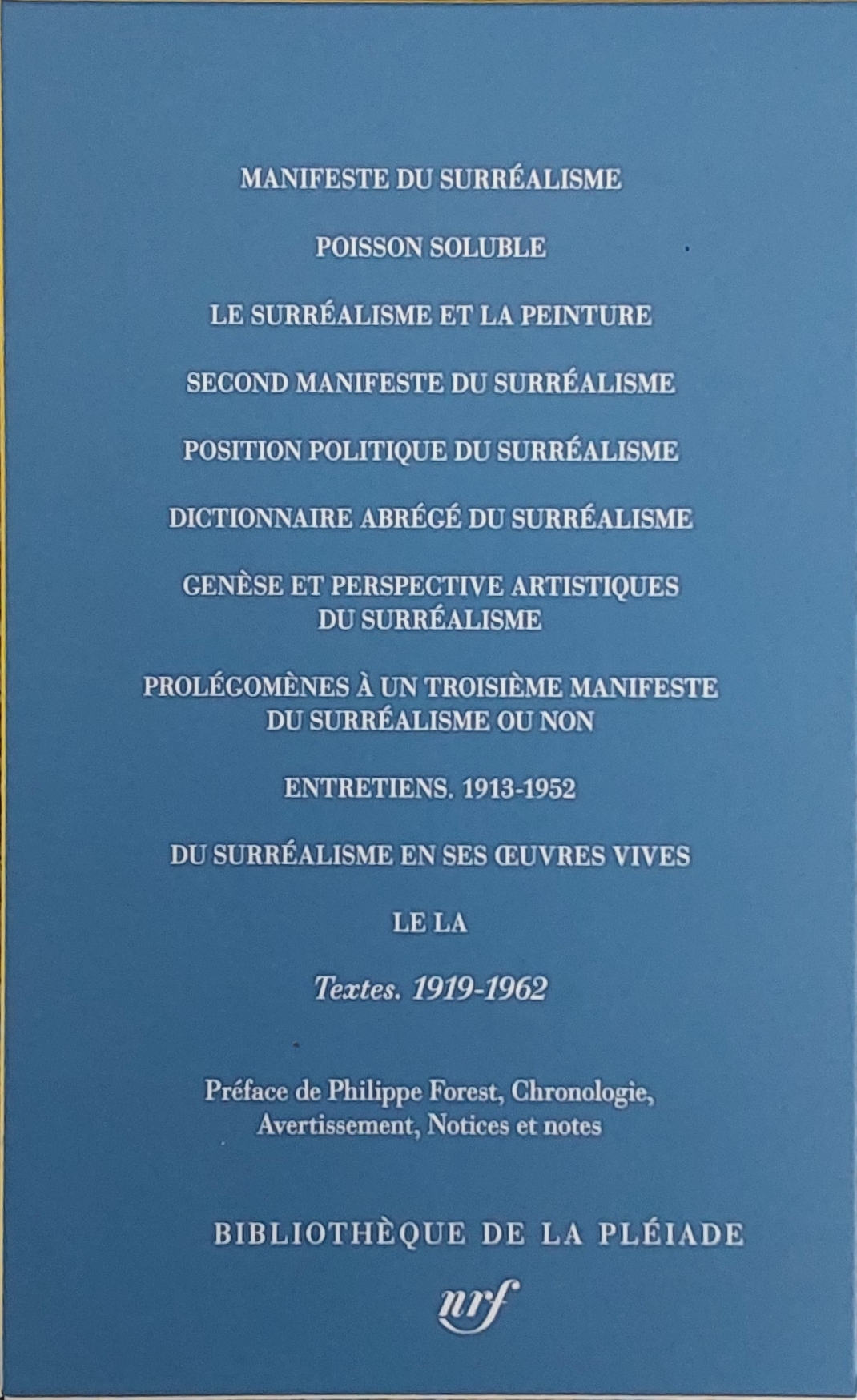 André Breton dans la bibliothèque de la Pléiade.