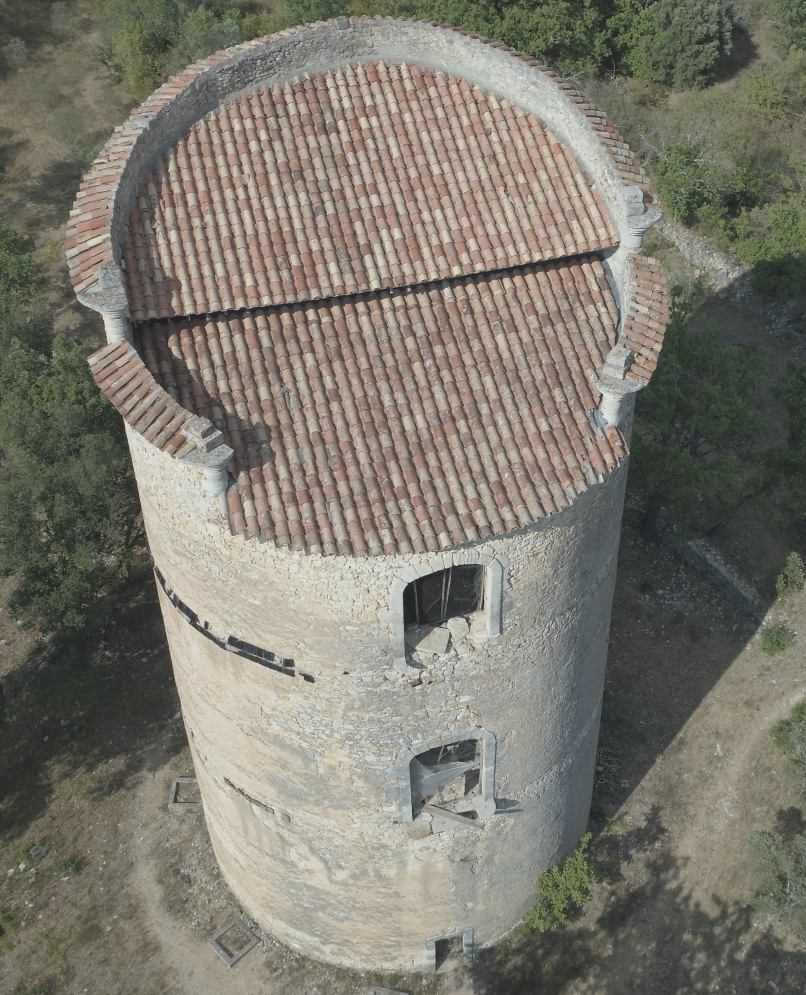 le pigeonnier de Brue-Auriac observé par un drone