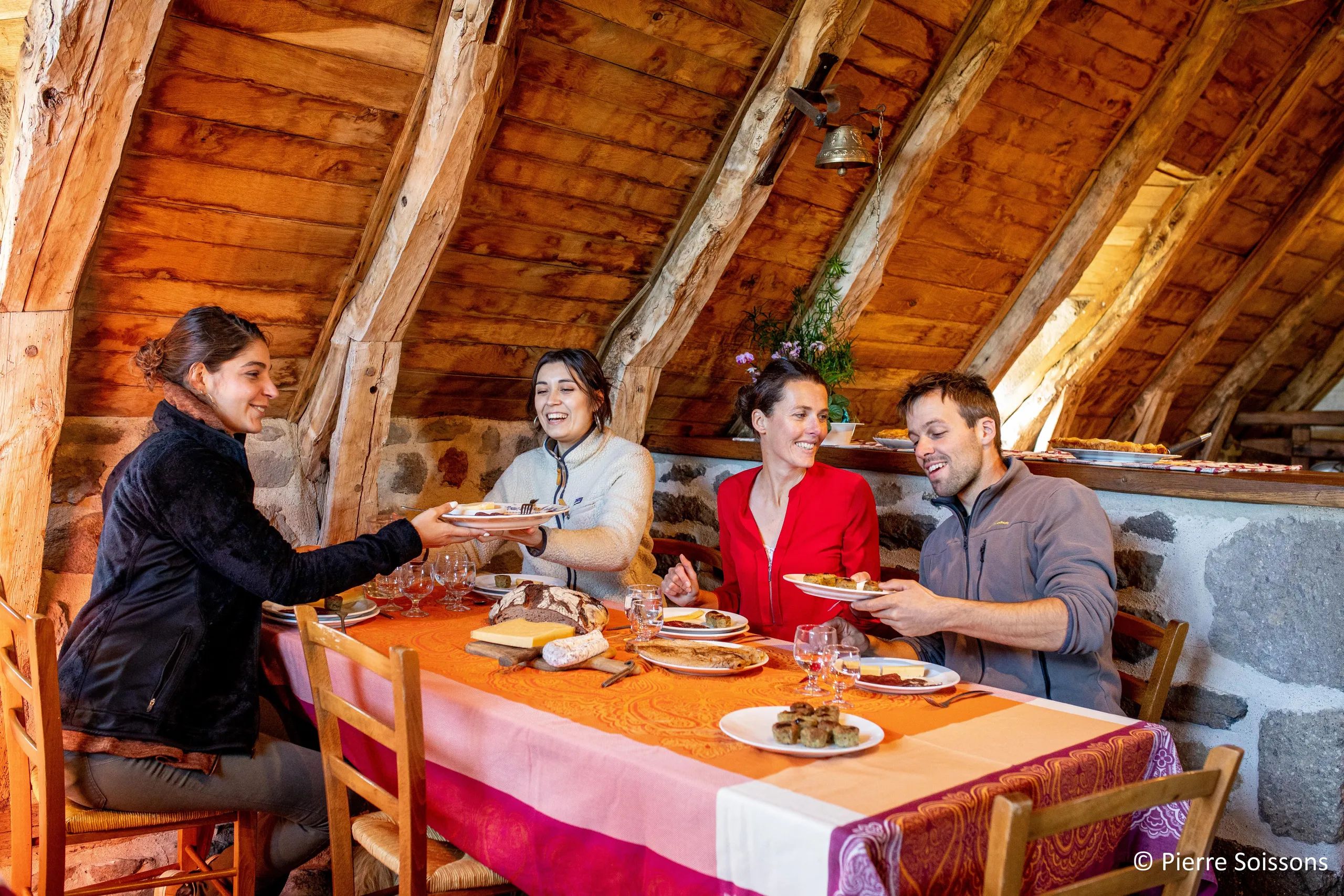 Manger Dans Un Buron Dans Le Cantal