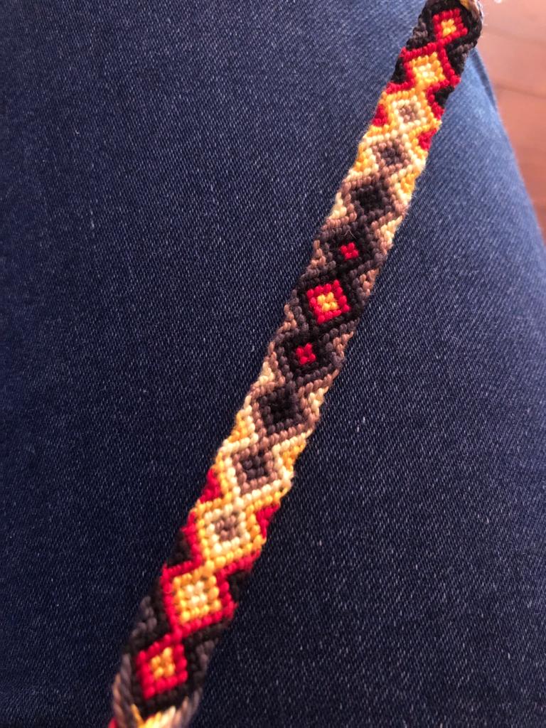 Arlequin-rouge-noir-jaune-hiver