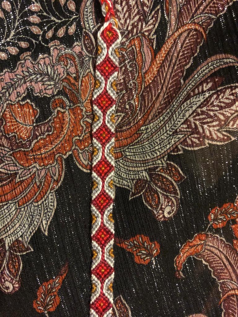 Tapisserie-rouge-metallique
