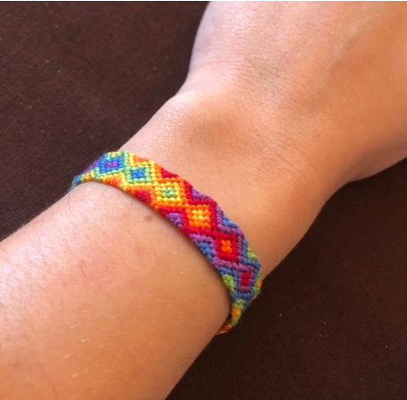 Bracelet-a-la-main carre