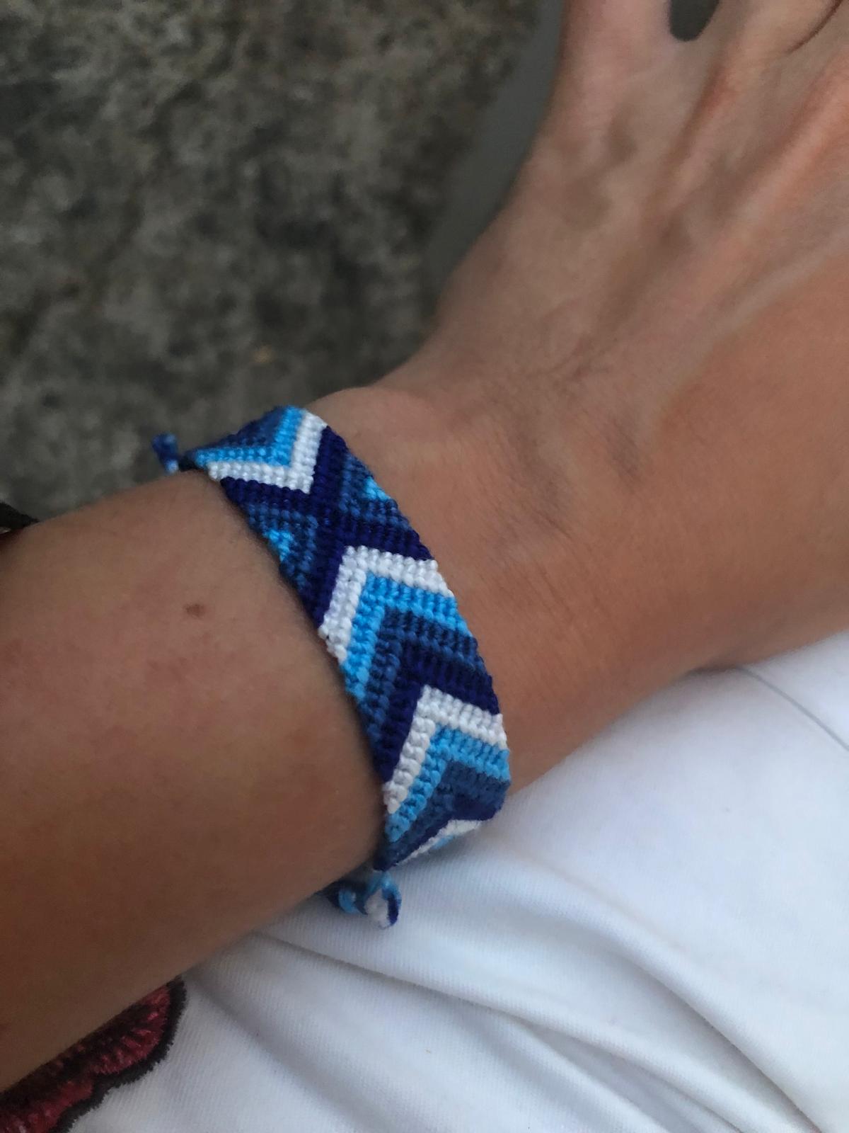 Chevrons-relief-bleu