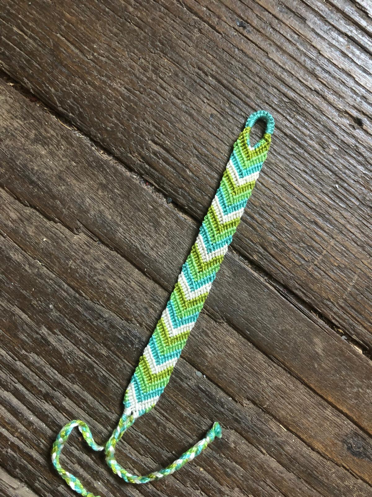 Chevron-relief-vert