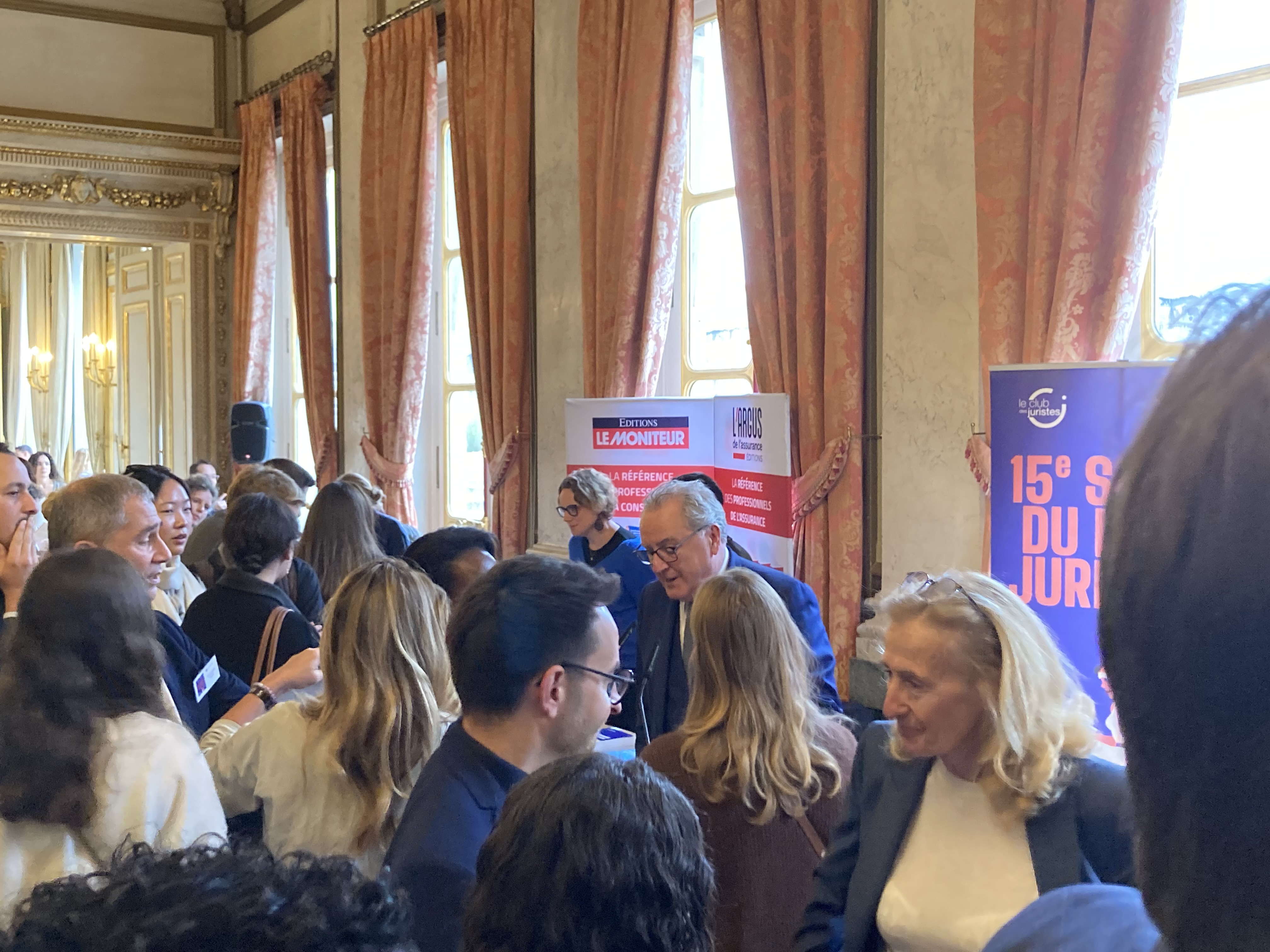 Je ro me en discussion avec la ministre belloubet laurent sebag