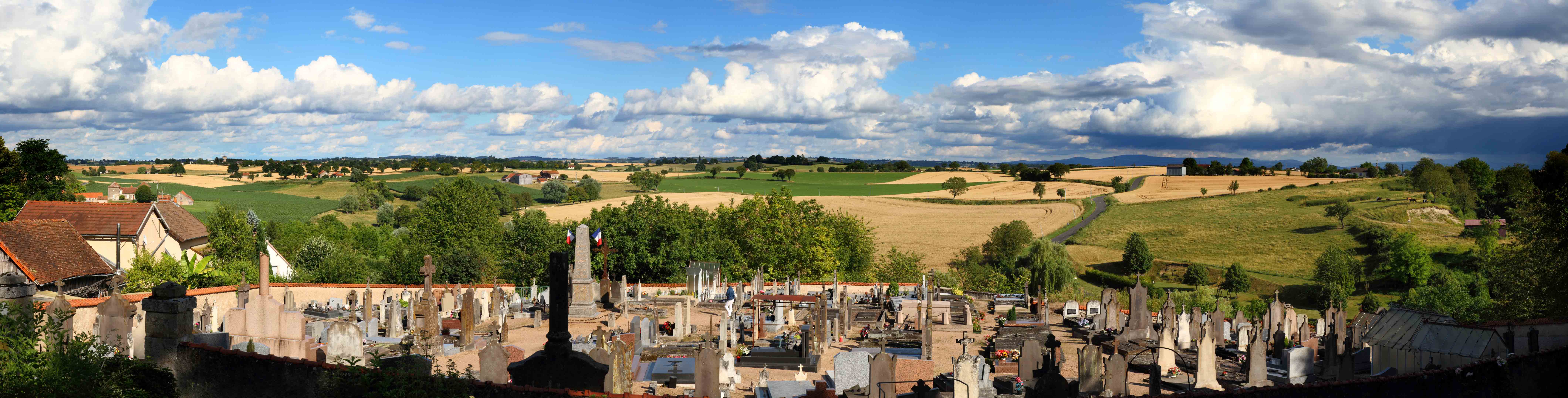 Vue panoramique avec le momunent qui porte le drapeau tricolore. Photo de Davide Tablet