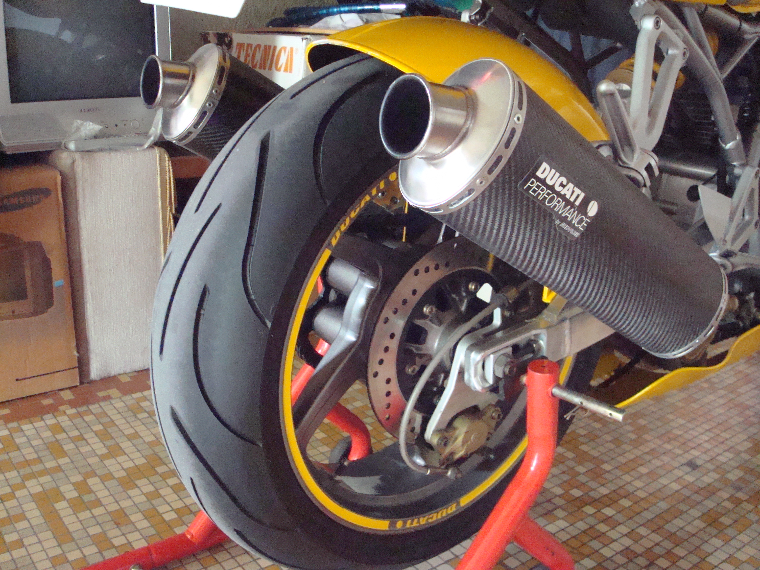 Ducati jaune