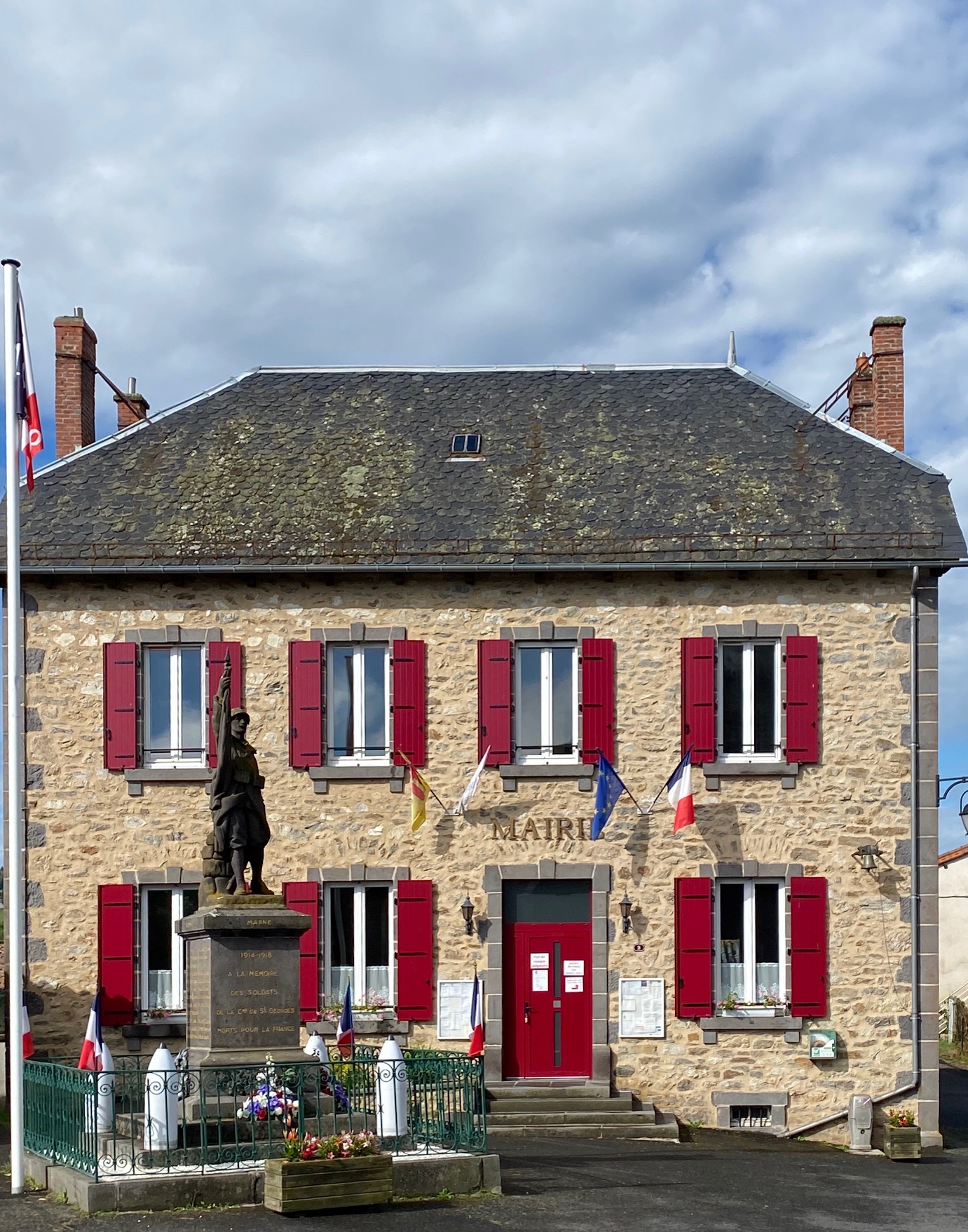 Mairie de Saint-Georges dans le Cantal appartenant à la communauté de communes de Saint-Flour (Saint-Flour Agglo) : vue du batiment de la mairie.