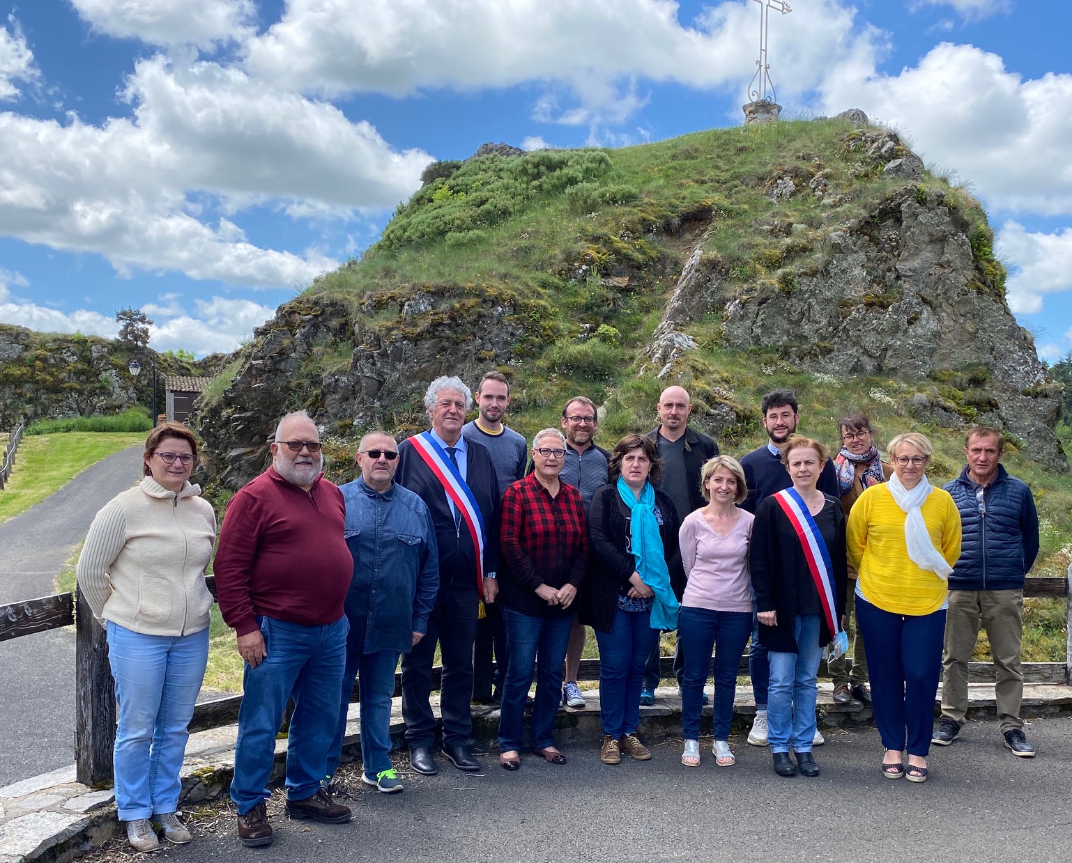 Photographie 2020 du nouveau conseil municipal de la commune de Saint-Georges dans le Cantal.