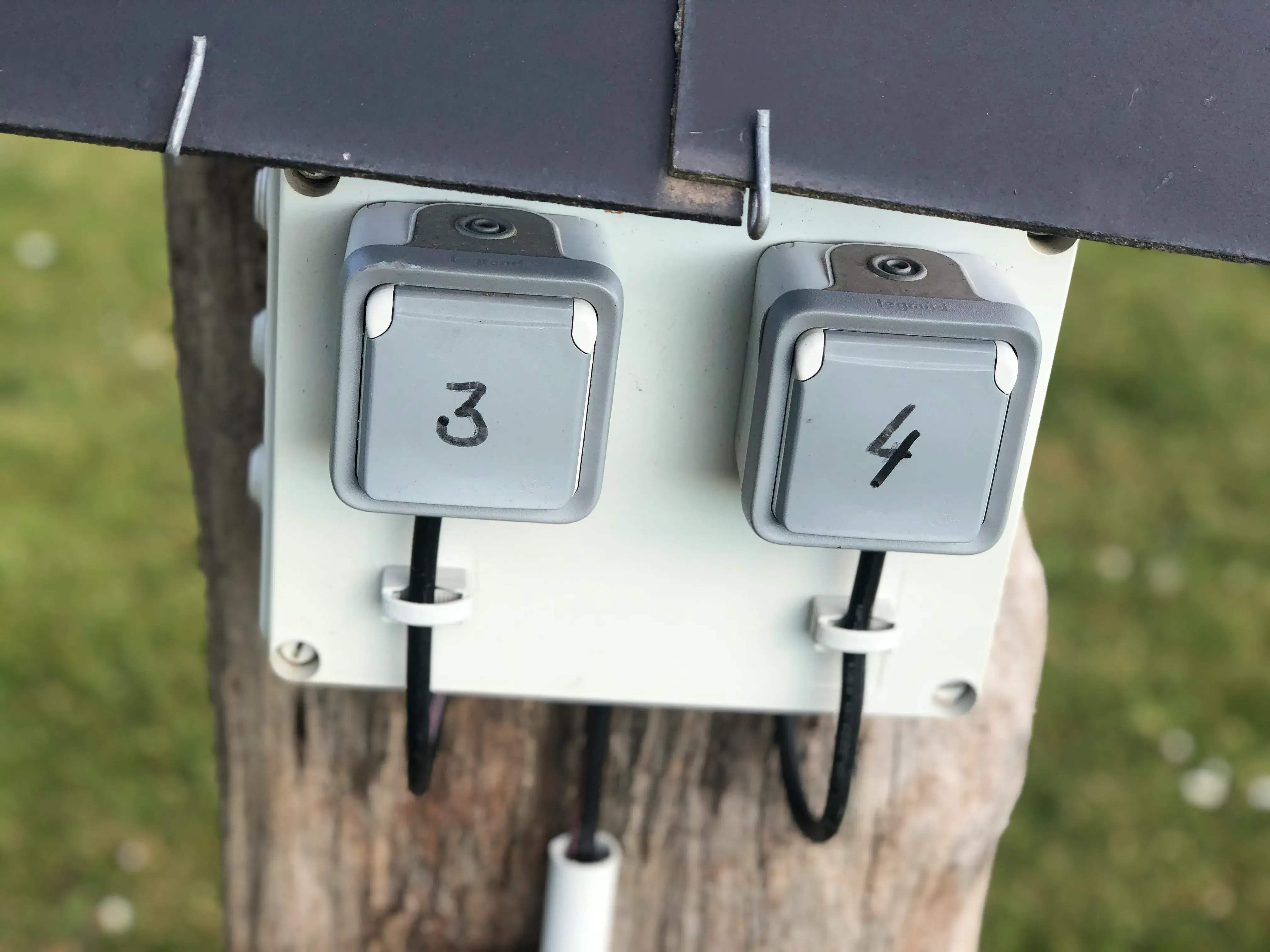Bornes électriques sur notre aire de camping-car en Corrèze