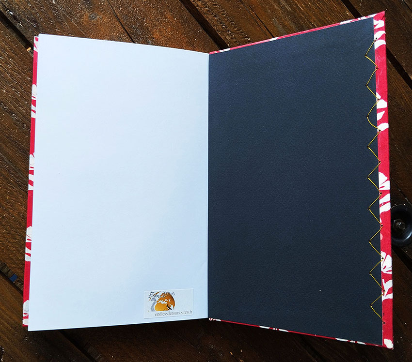 2025 06 carnet rouge fleurs blanches 4 