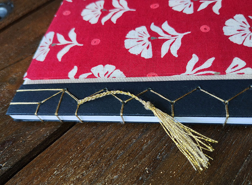 2025 06 carnet rouge fleurs blanches 3 