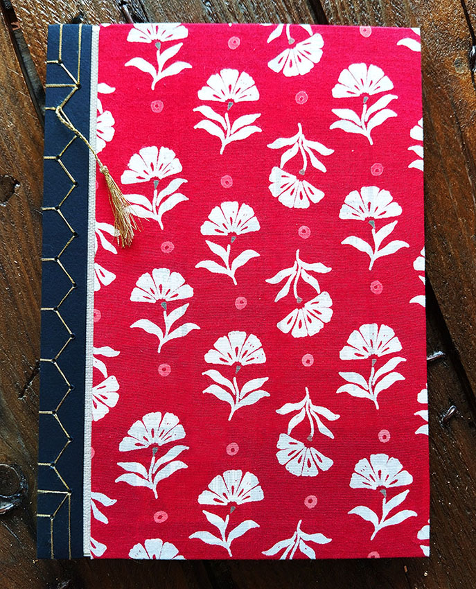 2025 06 carnet rouge fleurs blanches 1 