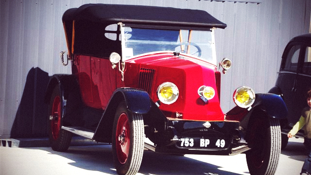 Voiture ancienne Renault KZ rouge et noire entièrement restaurée.