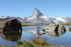 Mythique Cervin et lac Stellisee dans les Alpes valaisannes suisses / Photos de Suisse