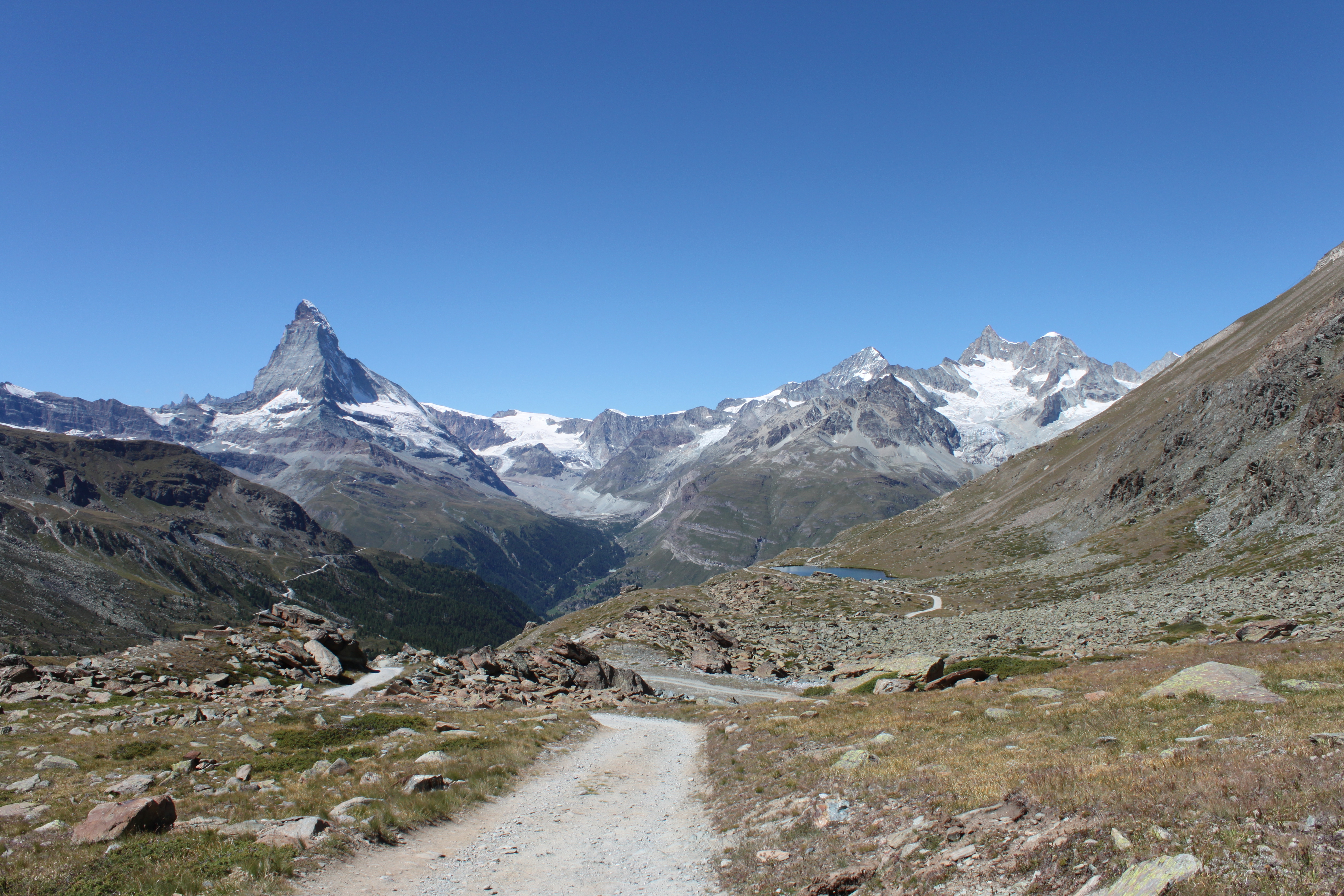 Cervin et lac Stellisee au loin / Montagnes et Alpes suisses