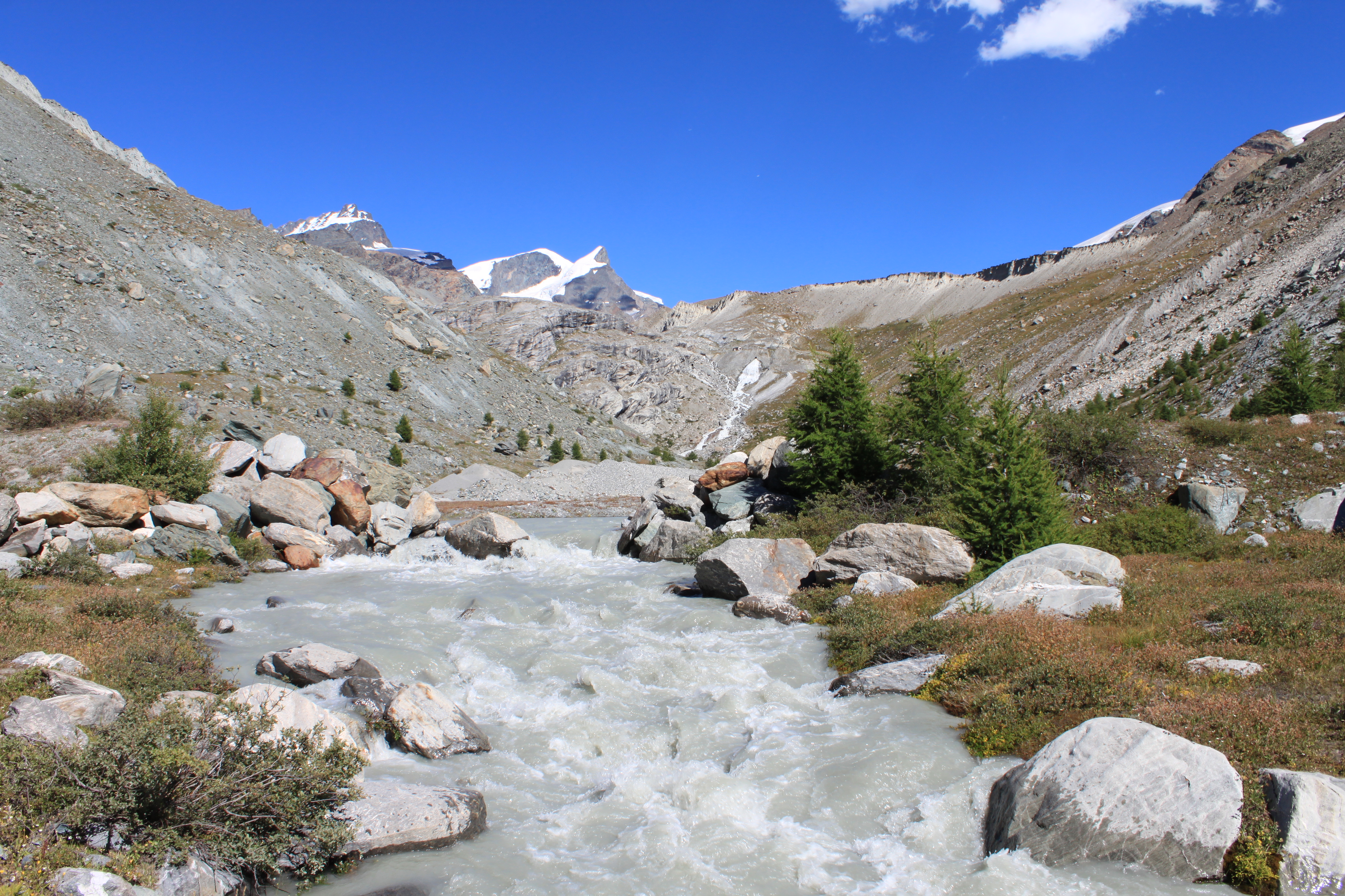 Eaux de fonte du glacier de Findelen dans les Alpes valaisannes suisses / Swiss photos
