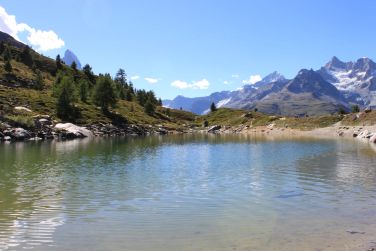 Bord du lac Grünsee dans les Alpes valaisannes suisses / Photos lacs suisses
