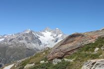 Vue sur La Dent Blanche, Ober Gabelhorn et Wellenkuppe depuis le sentier menant au lac Stellisee / Switzerland