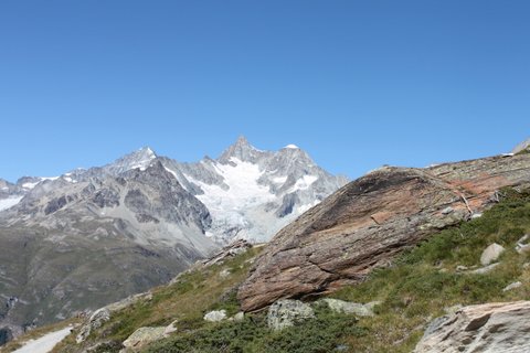 Vue sur La Dent Blanche, Ober Gabelhorn et Wellenkuppe depuis le sentier menant au lac Stellisee / Switzerland