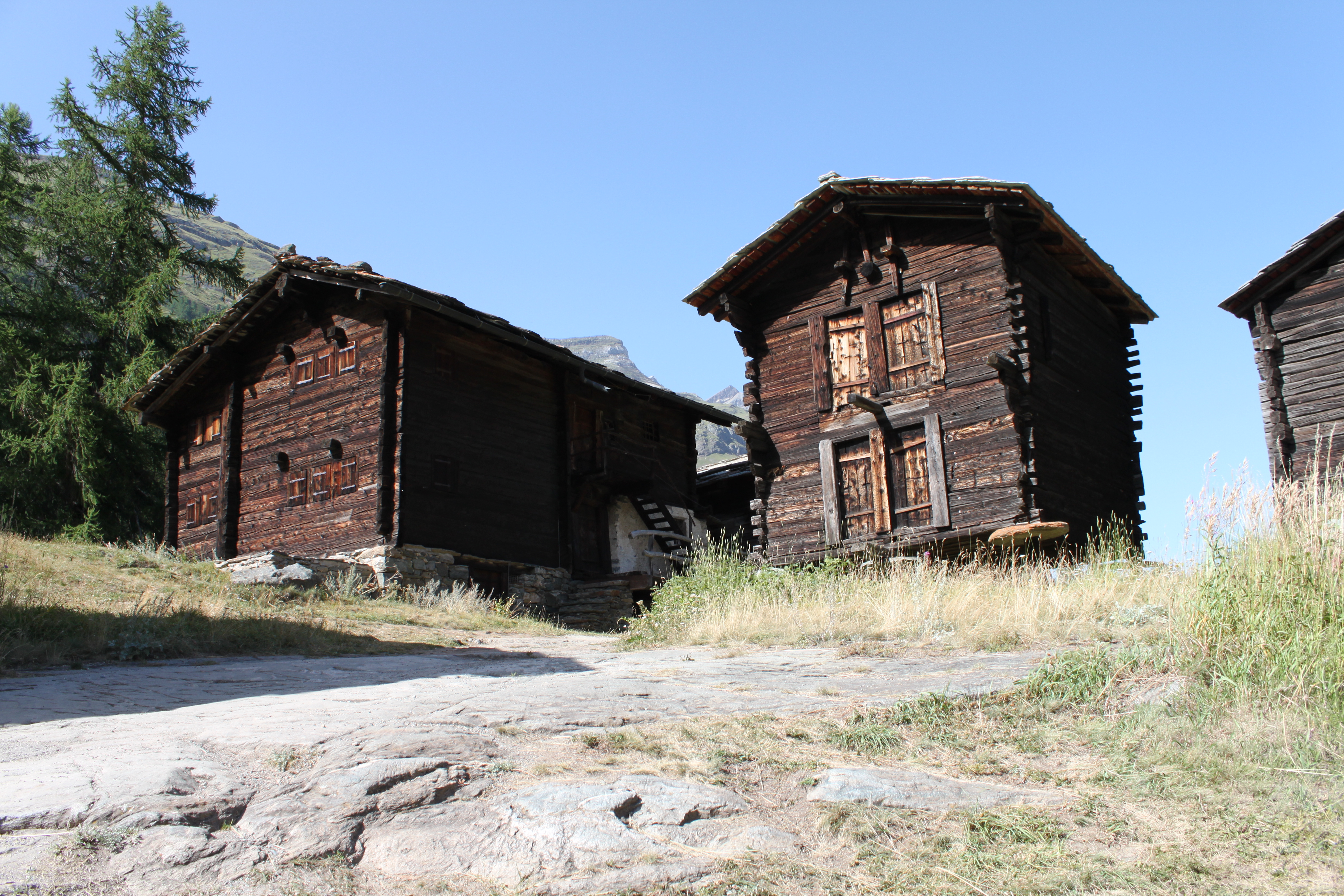 Chalets très typiques de la région de Zermatt en Suisse