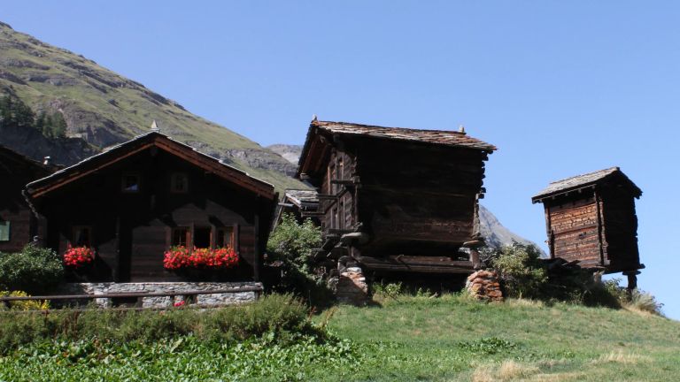 Chalets sur pilotis du petit hameau de Zum See près de Zermatt en Suisse