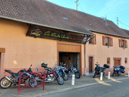 17 motos devant le garage