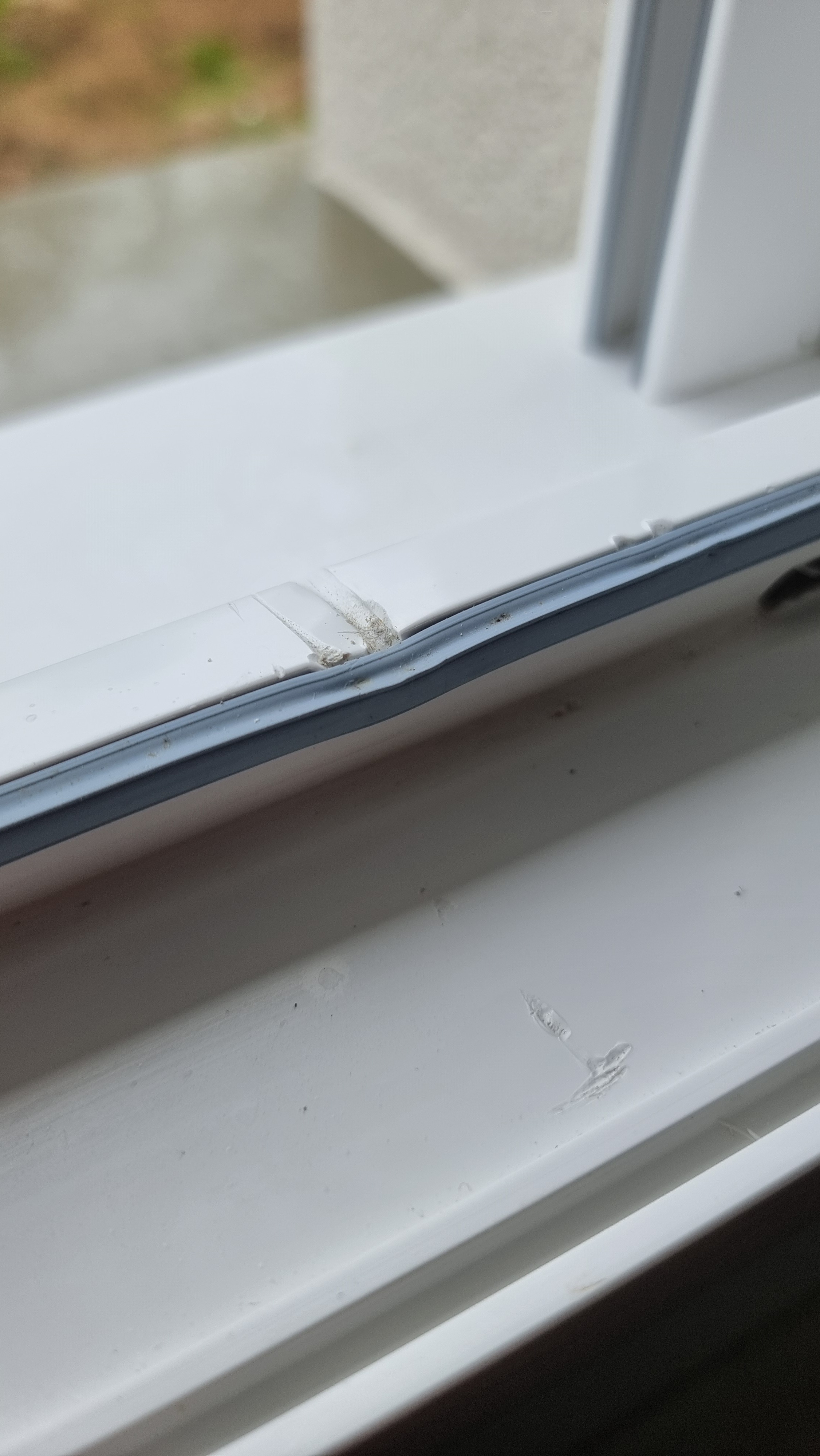 Répaation d'une menuiserie abimée suite à une effraction.