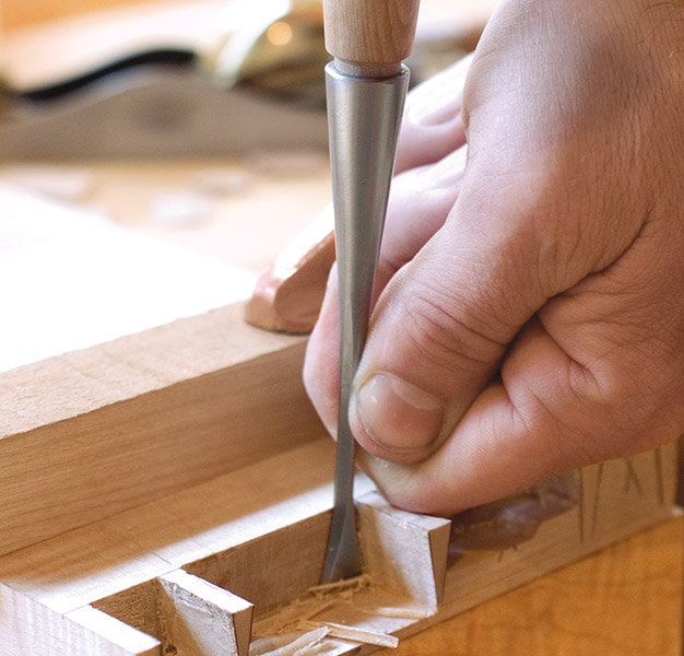 Un ciseau queue de poisson Lie-Nielsen dans son exercice favori : Parer le fond d'une queue d'aronde recouverte.