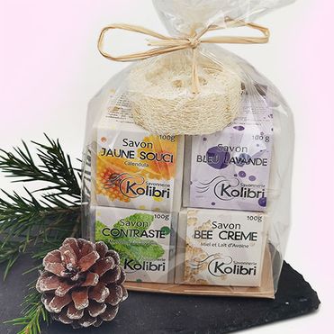Coffret cadeau de 4 savons Cube 100g et un porte-savon en loofah biodégradable et écologique.