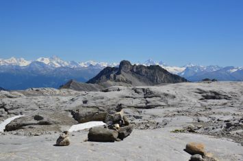 Vue sur les Alpes valaisannes depuis les lapiaz de Tsanfleuron / Suisse 