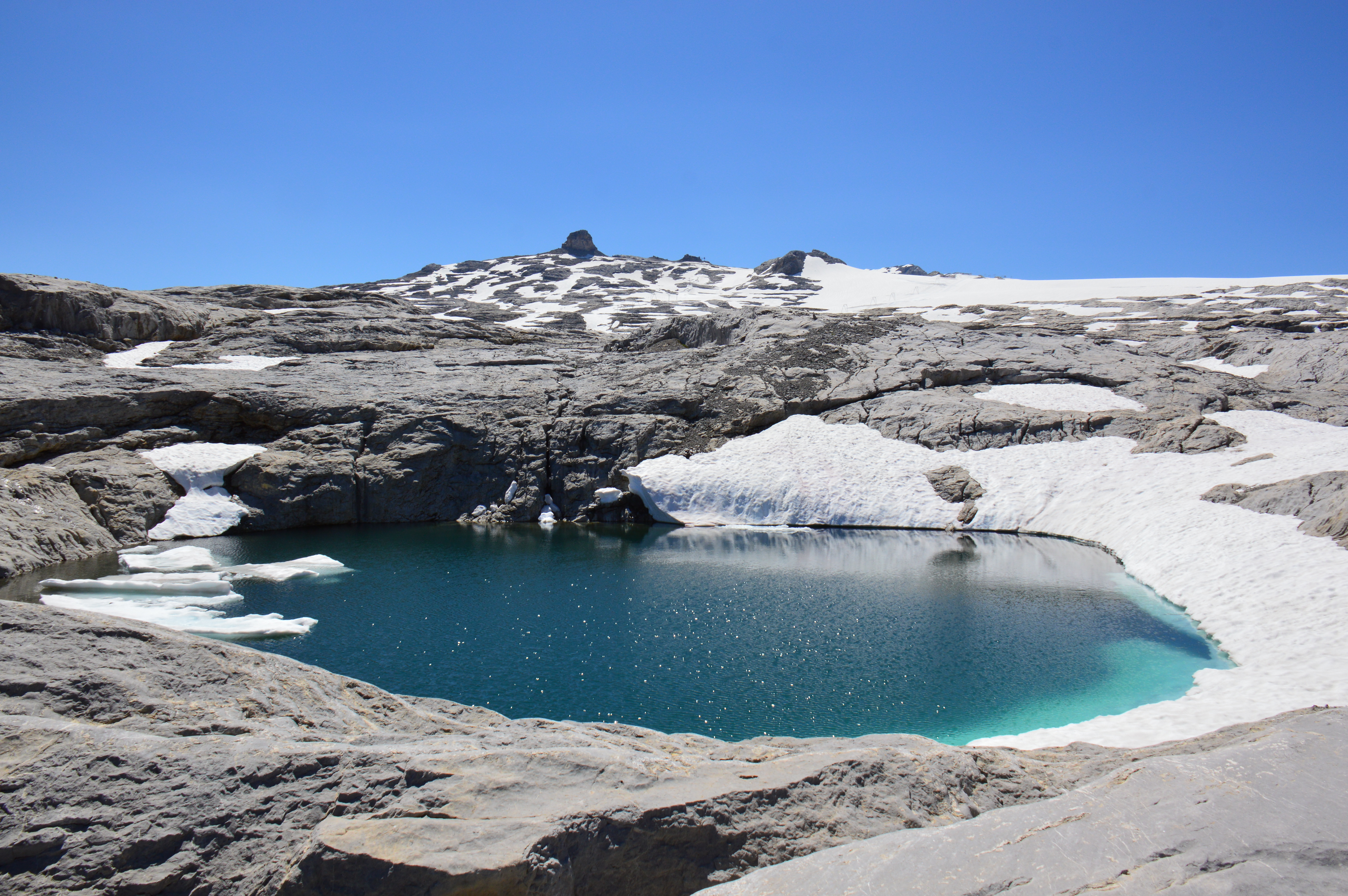 Petit lac dans les Alpes suisses / Lapiaz de Tsanfleuron / Photos montagnes suisses