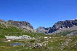 Lac non loin du col de Sanetsch / Montagnes et Alpes suisses