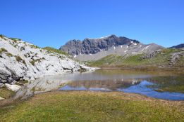 Lac dans les lapiaz de Tsanfleuron / Montagnes suisses