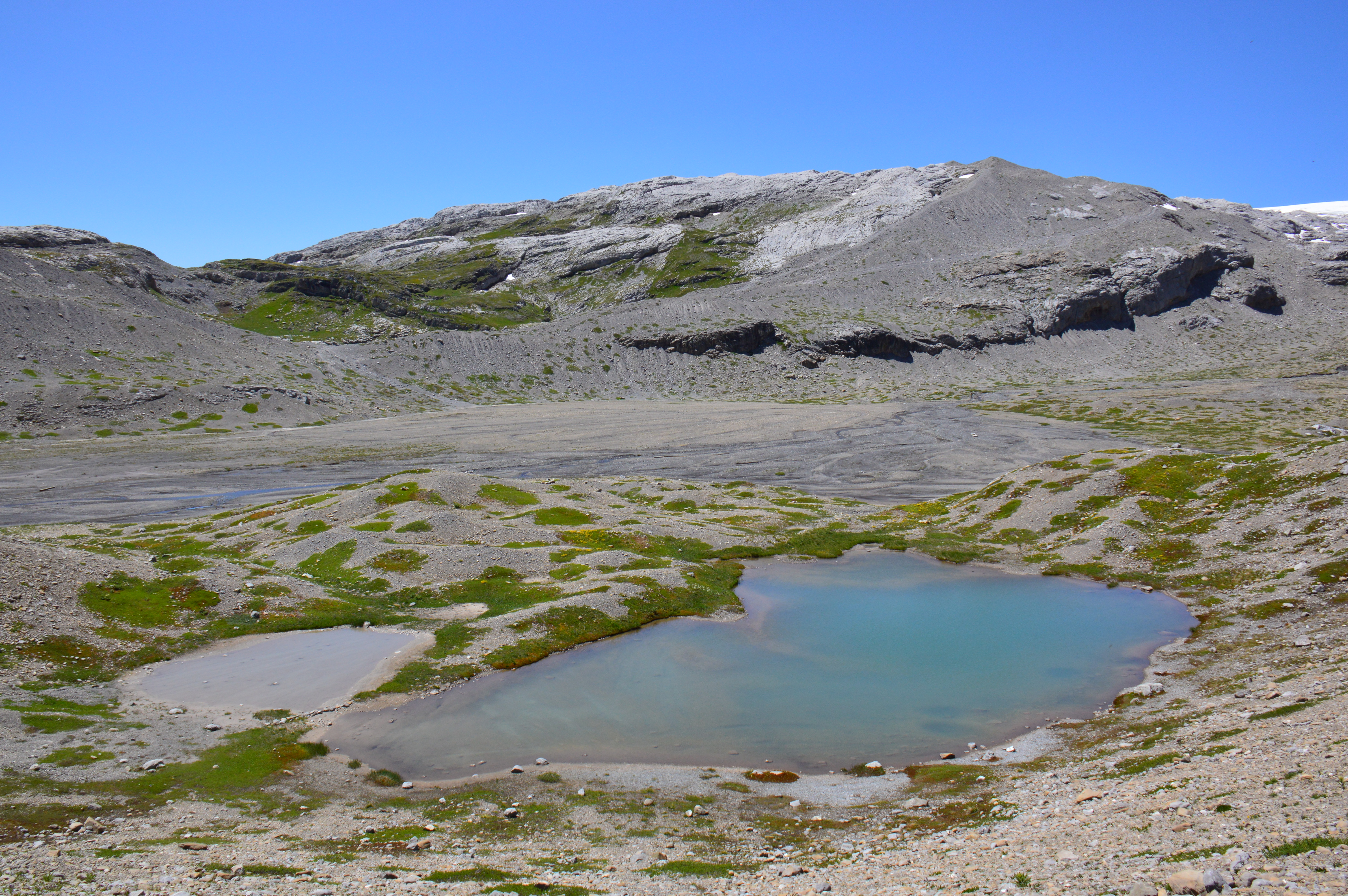 Lac dans les lapiaz de Tsanfleuron / Montagnes suisses